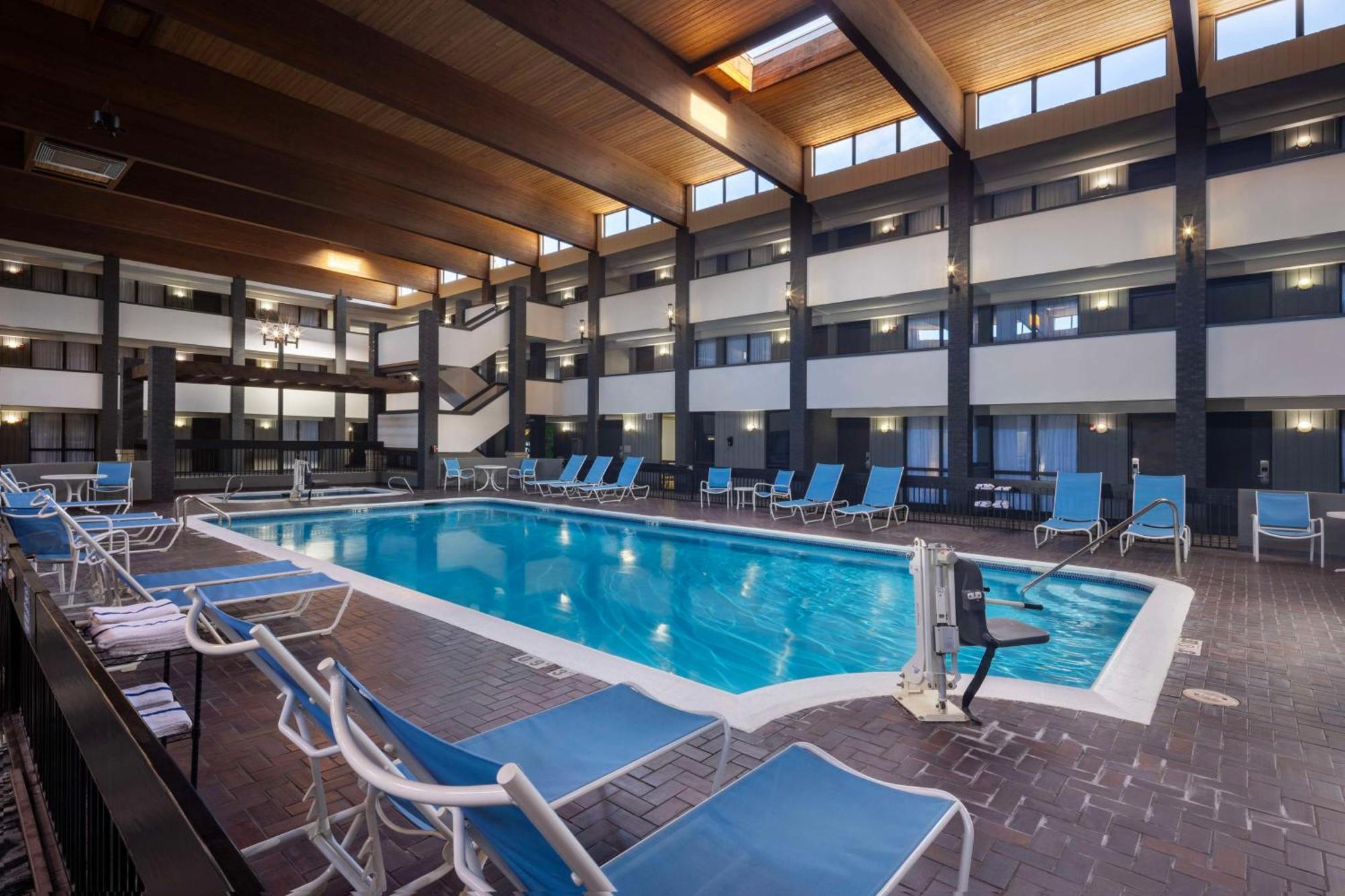 Doubletree By Hilton Manhattan, Ks Exterior photo