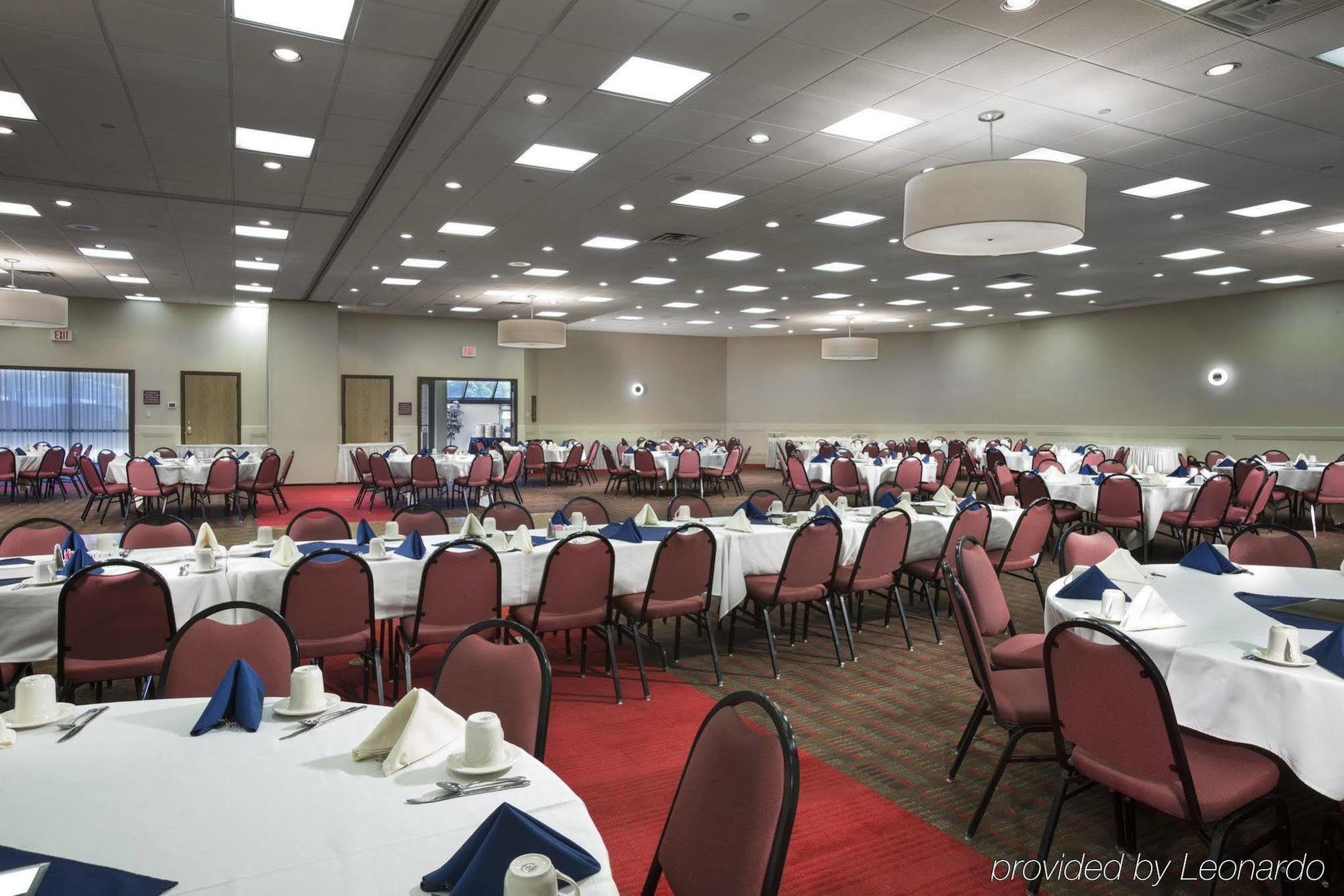 Doubletree By Hilton Manhattan, Ks Exterior photo